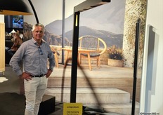 Agent René Thuijs naast de TWIG van HEATSAIL.